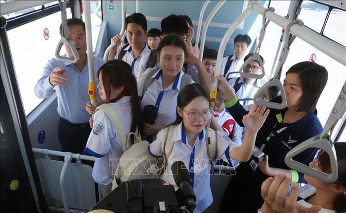 Học sinh trên xe buýt điện.
