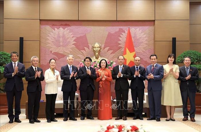 Phó Chủ tịch Quốc hội Nguyễn Thị Thanh và các đại biểu chụp ảnh chung. Ảnh: Tuấn Anh/TTXVN