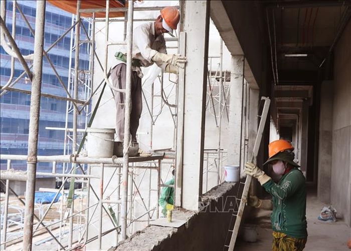 Công nhân thi công Dự án Bệnh viện Đa khoa 1.200 giường tỉnh Cà Mau sau kỳ nghỉ lễ.