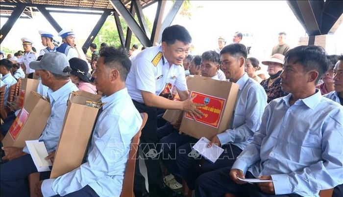 Đại diện lãnh đạo Bộ Tư lệnh Vùng 4 Hải quân trao 32 suất quà tặng các ngư dân. Ảnh: TTXVN phát