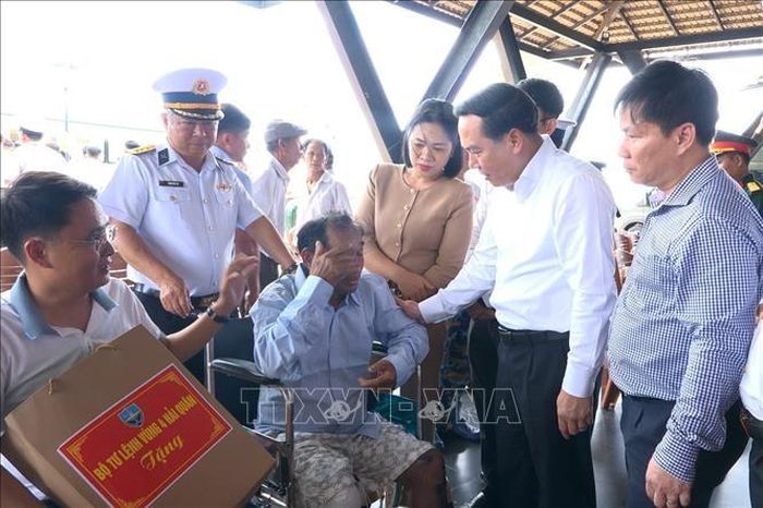 Lãnh đạo tỉnh Khánh Hòa thăm động viên các ngư dân Đà Nẵng gặp nạn trên biển Trường Sa ở Cảng quốc tế Cam Ranh, tỉnh Khánh Hòa. Ảnh: TTXVN phát