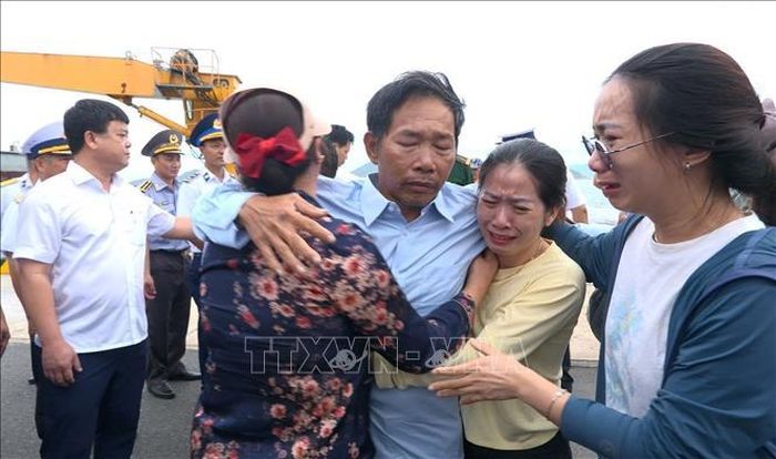 Ngư dân Đà Nẵng gặp lại gia đình tại Cảng Quốc tế Cam Ranh sau những ngày gặp nạn trên vùng biển Trường Sa. Ảnh: TTXVN phát