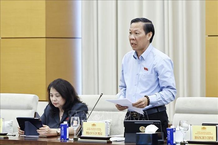 Chủ nhiệm Ủy ban Kinh tế và Tài chính của Quốc hội Phan Văn Mãi trình bày tóm tắt báo cáo thẩm tra sơ bộ, đề xuất các vấn đề cần Quốc hội tập trung thảo luận. Ảnh: Doãn Tấn/TTXVN