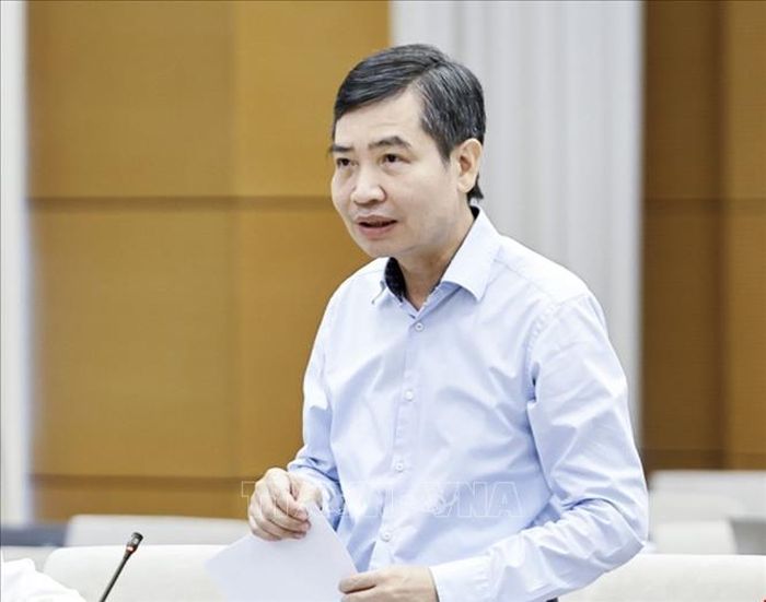 Thứ trưởng Bộ Tài chính Tạ Anh Tuấn thuyết trình về nội dung cơ bản của dự thảo. Ảnh: Doãn Tấn/TTXVN