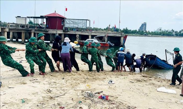 Sau quá trình nỗ lực cứu hộ, thuyền đã nổi trở lại và được đưa vào khu vực gần bờ. Ảnh: TTXVN phát