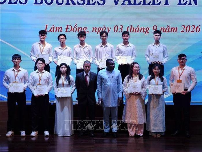 Ban tổ chức trao 129 suất Học bổng Vallet năm 2026 với tổng trị giá hơn 2,7 tỷ đồng cho học sinh, sinh viên miền Trung - Tây Nguyên. Ảnh: TTXVN phát