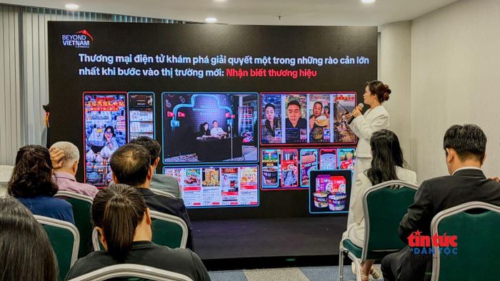Bà Trần Thị Tân, Giám đốc Trách nhiệm xã hội và Hợp tác chiến lược TikTok Shop, đồng thời là Giám đốc dự án “Beyond Vietnam - Hàng Việt cất cánh” chia sẻ về tiềm năng và cơ hội xuất khẩu trực tuyến.
