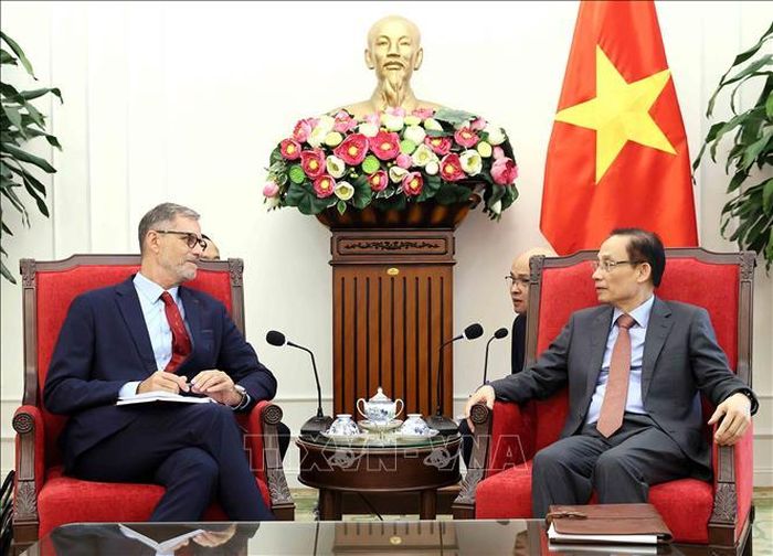 Bộ trưởng Bộ Ngoại giao Lê Hoài Trung tiếp Đại sứ đặc mệnh toàn quyền Cộng hòa Pháp tại Việt Nam Olivier Brochet. Ảnh: An Đăng/TTXVN