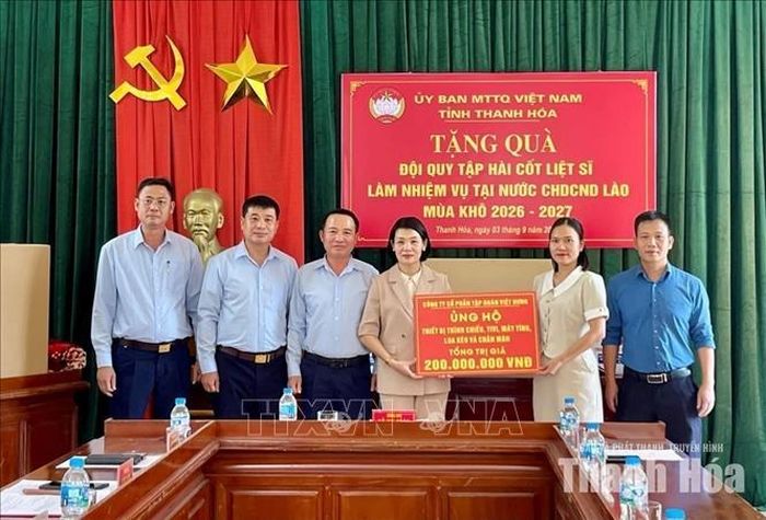 Phó Chủ tịch Thường trực Ủy ban MTTQ tỉnh Đỗ Thị Toán tiếp nhận ủng hộ từ đại diện doanh nghiệp. Ảnh: TTXVN phát