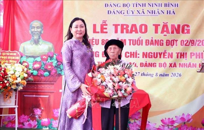 Với đảng viên lão thành Nguyễn Thị Phi, Huy hiệu 80 năm tuổi Đảng là niềm vinh dự, tự hào của bản thân, gia đình và Chi bộ thôn Do Đạo, Đảng bộ xã Nhân Hà.