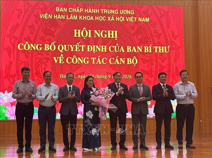 Ban lãnh đạo Viện Hàn lâm Khoa học xã hội Việt Nam chúc mừng đồng chí Đinh Thị Mai. Ảnh: Thanh Hương/TTXVN