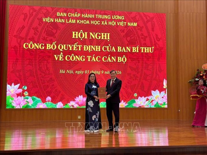 Giáo sư, Tiến sĩ Lê Văn Lợi trao Quyết định bổ nhiệm cho đồng chí Đinh Thị Mai giữ chức vụ Phó Chủ tịch Viện Hàn lâm Khoa học xã hội Việt Nam. Ảnh: Thanh Hương/TTXVN