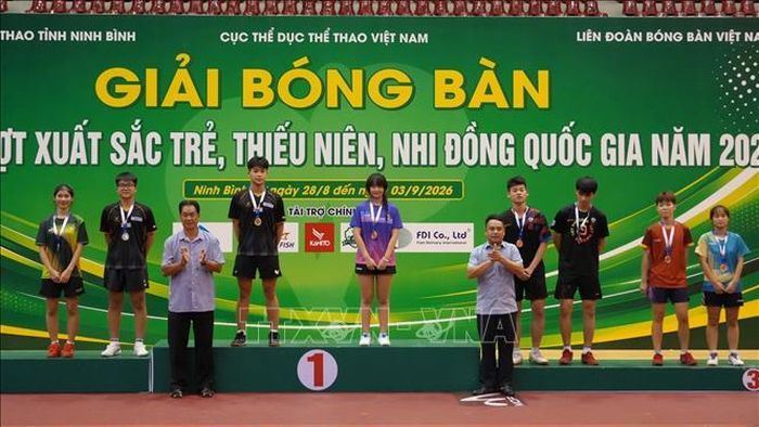 Ban Tổ chức trao thưởng cho các vận động viên nội dung đơn nam, đơn nữ lứa tuổi 16 – 17 tuổi.
