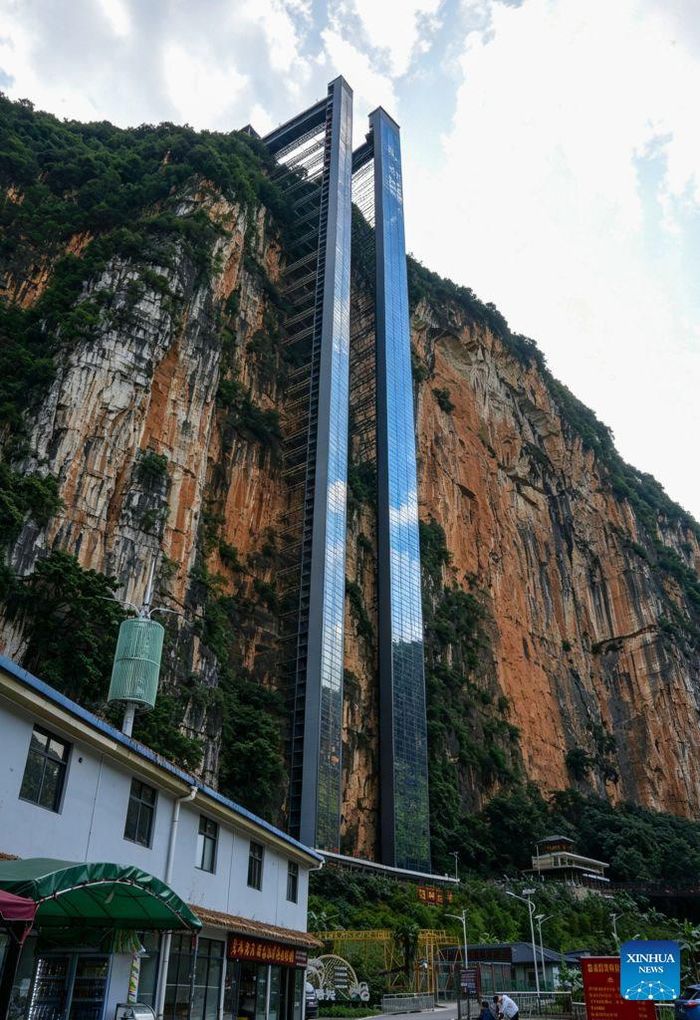 Làng Nizhuhe nằm sâu trong thung lũng do sông Nizhu bồi đắp, với tuyến đường dốc men theo vách núi từng là con đường ngắn nhất để lên đỉnh. Ảnh: Tân Hoa xã