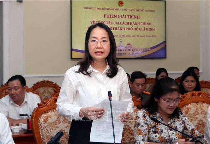 Bà Trần Thị Ngọc Châu, Phó Giám đốc Sở Giáo dục và Đào tạo Thành phố Hồ Chí Minh giải trình một số vấn đề liên quan đến công tác cải cách hành chính. Ảnh: Xuân Khu/TTXVN