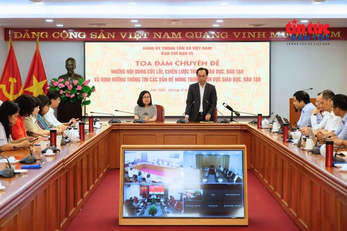Bộ trưởng Bộ GD&ĐT Hoàng Minh Sơn chia sẻ những vấn đề cốt lõi của ngành giáo dục.