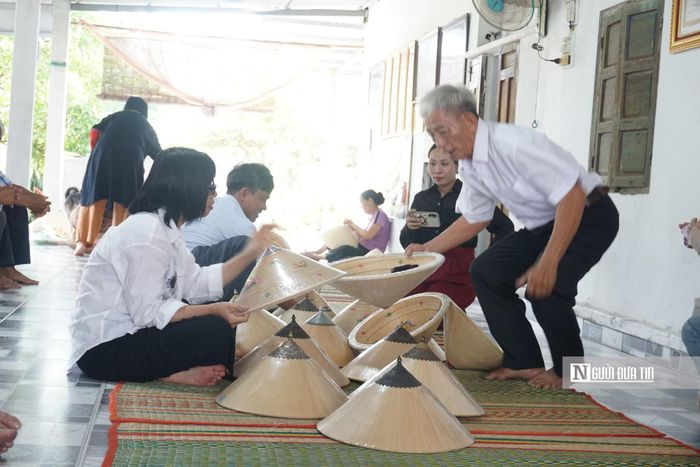 Một năm làng nón Phú Gia sản xuất và cung cho thị trường 60.000 chiếc nón, song chủ yếu bán sỉ cho thương lái gia công.