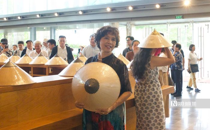Gian hàng trưng bày nón ngựa Phú Gia tại FLC Quy Nhơn Beach & Golf Resort trong khuôn khổ Ngày lữ hành Việt Nam lần thứ 6 năm 2026 được nhiều du khách ghé thăm.