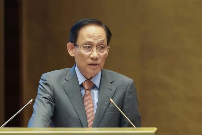 Ông Lê Hoài Trung - Ủy viên Bộ Chính trị, Bộ trưởng Bộ Ngoại giao trình bày Nghị quyết (Ảnh: Phạm Đông).