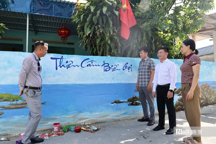 Thiên Cầm thu hút du khách bằng không gian nghệ thuật độc đáo dọc tuyến đường làng chài Nhượng Bạn.
