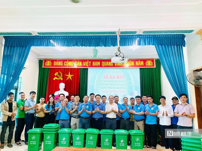 Mô hình "Thu gom rác thải rắn từ biển về bờ" được các ngư dân ủng hộ. Ảnh Tiến Lợi.