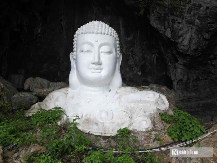 Sự kết hợp giữa núi đá, hang động, mặt nước và các công trình tín ngưỡng khiến Kim Sơn không chỉ có giá trị về cảnh quan mà còn chứa đựng nhiều lớp trầm tích văn hóa.