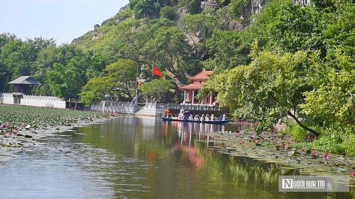 Chùa Linh Ứng nằm giữa không gian núi non, sông nước cũng là điểm đến mang màu sắc tâm linh. Chùa được xây dựng từ thời Lý và từng được trùng tu dưới thời vua Bảo Đại.