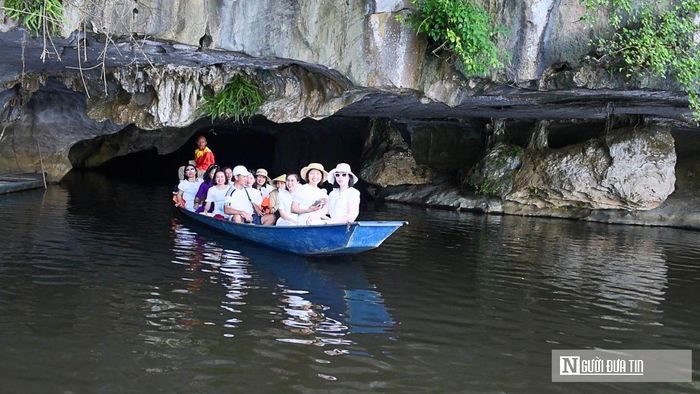 Không có sự náo nhiệt thường thấy ở những điểm du lịch đông khách, Kim Sơn mang vẻ trầm mặc. Chị Nguyễn Ngọc Thu, 35 tuổi, du khách từ Hà Nội, cho biết đây là lần đầu chị đến Kim Sơn."Ở đây có cảm giác rất khác thành phố. Không gian yên tĩnh, núi và sông nước hòa vào nhau, nhịp sống chậm rãi nên tôi cảm thấy khá thư giãn", chị Thu nói.