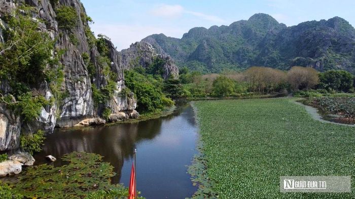 Vào mùa thu, khi thảm thực vật quanh vùng đầm chuyển màu, cảnh sắc Kim Sơn càng trở nên đặc biệt. Những mảng xanh, vàng đan xen giữa núi đá và mặt nước tạo nên khung cảnh được nhiều người ví von là "mùa thu vàng xứ Thanh".