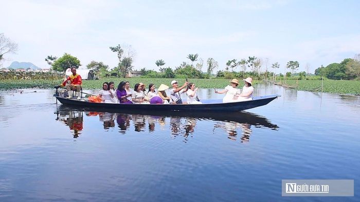 Chèo thuyền ngắm cảnh trên trên dòng suối trong xanh là trải nghiệm đáng nhớ khi du khách đến Kim Sơn.
