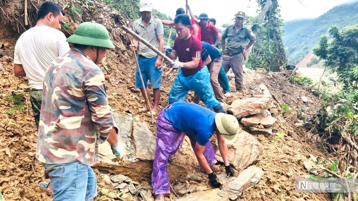 Nhiều khối đất, đá từ taluy dương đổ xuống chắn ngang mặt đường, bùn đất phủ kín nhiều đoạn, cây cối gãy đổ gây ách tắc giao thông.