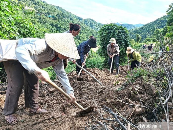 Chị Vi Thị Quang, 50 tuổi, trú tại xã Lượng Minh, cho biết: “Tuyến này nối liền mấy bản với nhau nên hễ tắc là cả vùng chịu ảnh hưởng. Mưa lũ làm sạt lở nặng thế này, nếu không dọn dẹp ngay thì bà con cô lập, các cháu nhỏ cũng không tới trường được. Giờ mỗi nhà cử một người ra phụ một tay, chia nhau mỗi người một việc để ưu tiên thông thông tuyến bước đầu cho kịp ngày khai giảng".