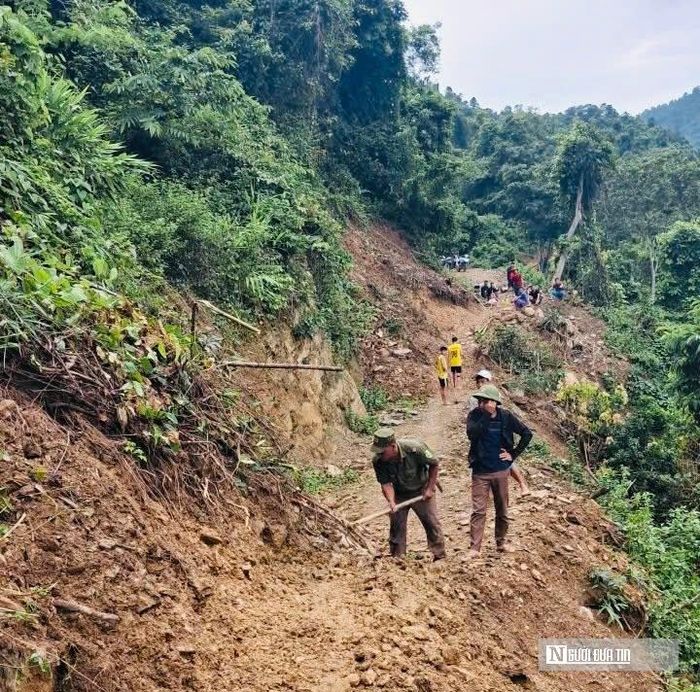 Bí thư Đảng uỷ xã Lượng Minh thông tin thêm, những ngày qua, hơn 400 người dân đã dừng việc nương rẫy, phối hợp cùng chính quyền địa phương giải tỏa các điểm sạt lở. Sự chủ động của bà con giúp đẩy nhanh tiến độ khôi phục tuyến đường. Trước mắt, xã ưu tiên xử lý các vị trí nguy hiểm để thông tuyến tạm thời, bảo đảm đường đến lớp cho học sinh đầu năm học mới. Đến nay, xe máy đã có thể lưu thông qua tuyến đường. Đối với các đoạn hư hỏng nặng, địa phương đang kiểm tra, đánh giá để lập phương án kiên cố hóa lâu dài.