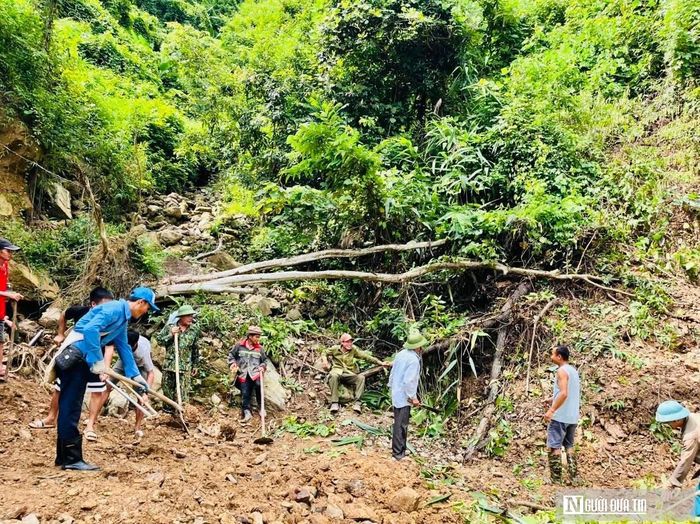 Bà con tự trang bị các công cụ cầm tay sẵn có như cuốc, xẻng, xà beng và dao rựa. Tại các vị trí sạt lở nặng, người dân chia thành từng nhóm từ 5 đến 10 người để phối hợp xử lý dứt điểm từng đoạn.