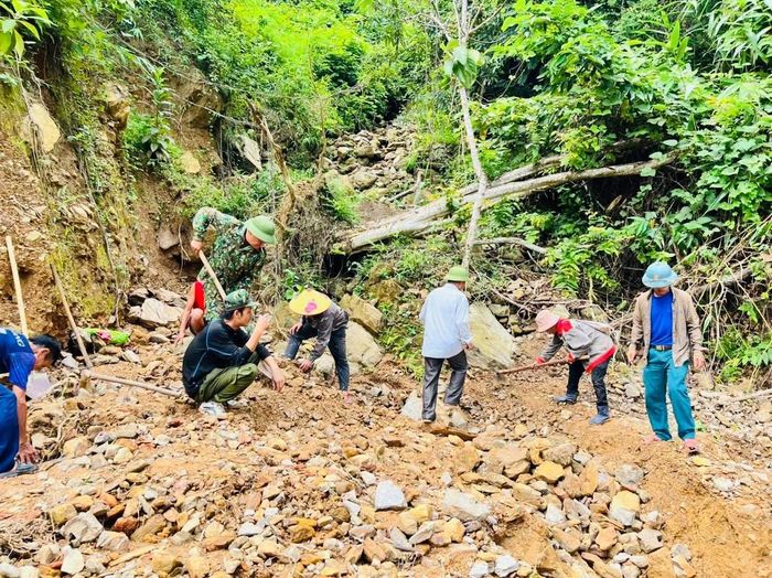 Hành động của hơn 400 người dân xã Lượng Minh không chỉ giải quyết bài toán giao thông trước mắt, mà còn bảo đảm cho ngày hội tựu trường của con trẻ vùng cao diễn ra trọn vẹn. Việc chủ động của người dân chính là chìa khóa giúp địa phương nhanh chóng ổn định lại nhịp sống dân sinh sau thiên tai.