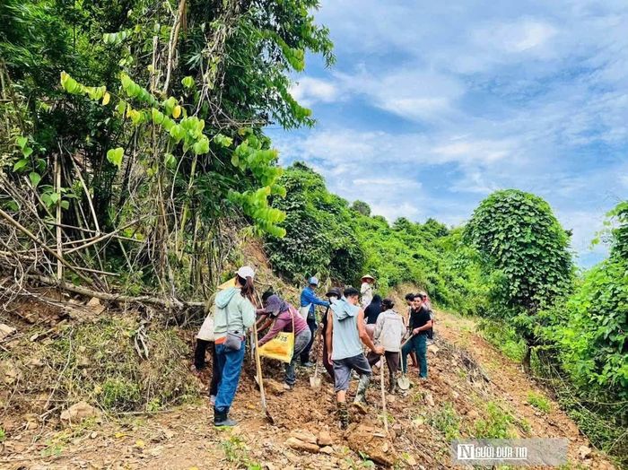 Trong bối cảnh năm học mới đã cận kề, việc giao thông bị chia cắt đã trở thành nỗi lo canh cánh của hàng trăm gia đình. Việc sớm khắc phục, dọn sạch các điểm sạt lở trở thành nhiệm vụ khẩn cấp, không thể chậm trễ một ngày. Không ỷ lại vào lực lượng chức năng, người dân 5 bản cùng chính quyền xã Lượng Minh đã chủ động ra quân, tự lực khắc phục hậu quả mưa lũ.