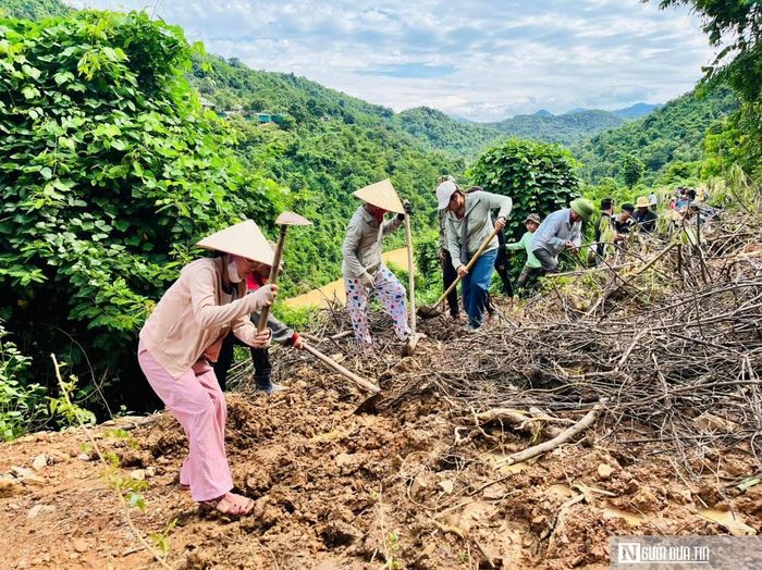 Đây là mạch giao thông độc nhất kết nối các bản vùng trong với trung tâm xã Lượng Minh, đóng vai trò quyết định đến việc đi lại, giao thương và đặc biệt là con đường đến lớp của con trẻ.