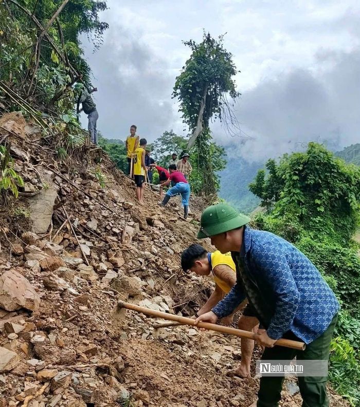Nhóm dùng dao chặt hạ, kéo các thân cây đổ chắn ngang lòng đường vào hộ lan; nhóm dùng xà beng bẩy các khối đá hộc lớn ra mép vực và nhóm còn lại tập trung xúc dọn lớp bùn nhão bết dính dày để lộ ra phần nền đường cũ, dùng đất san gạt phẳng các hố sâu tạo lối đi tạm cho xe máy.