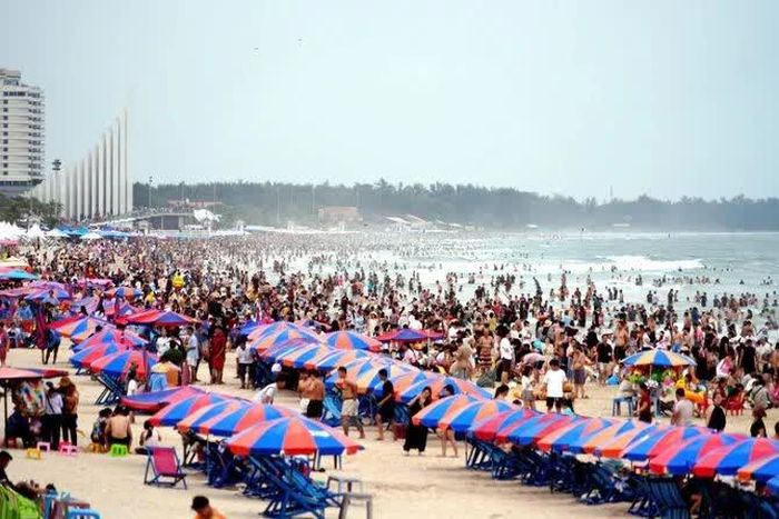 Dòng người đổ về vui chơi, tắm biển Vũng Tàu dịp lễ 2/9 năm nay. Ảnh: An Bình.