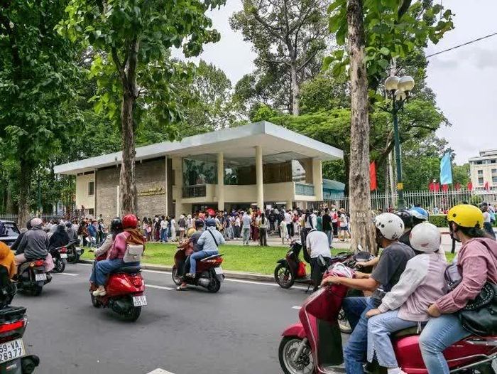Du khách xếp hàng dài để vào tham quan Dinh Độc Lập lịp lễ Quốc khánh. Ảnh: Phước Thạnh.