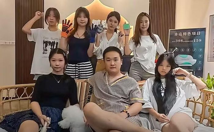 Chụp ảnh cùng toàn bộ nhân viên nữ, Zhang chia sẻ rằng ý tưởng của anh được lấy cảm hứng từ một kỷ niệm tuổi thơ đáng nhớ về việc cha anh nhẹ nhàng gãi lưng giúp anh dễ ngủ. Ảnh: Douyin.