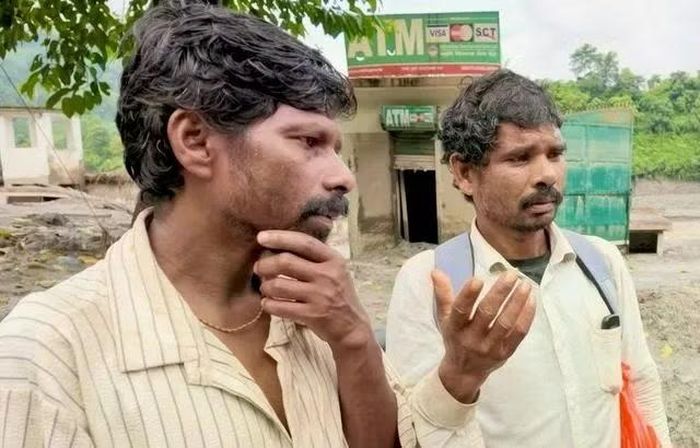 Ông Talka Sada (bên phải) và em trai đang tìm kiếm con trai của Sada, người đã mất tích kể từ trận lũ lụt ngày 25/8 tàn phá phần lớn miền Bắc Nepal. Ảnh: AJ.