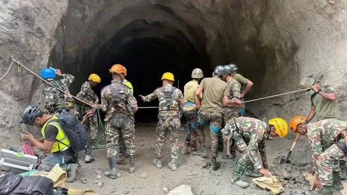 Các binh sĩ quân đội Nepal tham gia hoạt động tìm kiếm và cứu hộ bên ngoài một đường hầm gần công trường dự án thủy điện, sau trận lũ quét và sạt lở đất gây chết người, tại huyện Rasuwa, Nepal, ngày 1/9. Ảnh: Reuters.