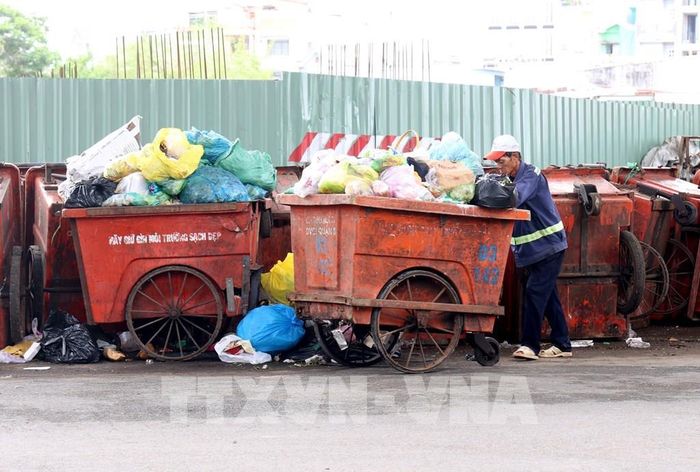Điểm tập kết rác tại phường Chánh Hưng, TP. Hồ Chí Minh. Ảnh: Hồng Đạt - TTXVN 