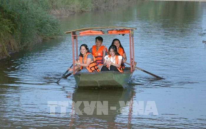Du khách trải nghiệm chèo thuyền tại điểm du lịch Farm ông Trầm, xã Nhị Long, tỉnh Vĩnh Long dịp lễ Quốc khánh. Ảnh: Thanh Hòa- TTXVN