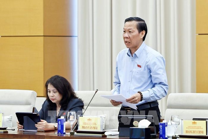 Chủ nhiệm Ủy ban Kinh tế và Tài chính của Quốc hội Phan Văn Mãi trình bày tóm tắt báo cáo thẩm tra sơ bộ, đề xuất các vấn đề cần Quốc hội tập trung thảo luận. Ảnh: Doãn Tấn - TTXVN