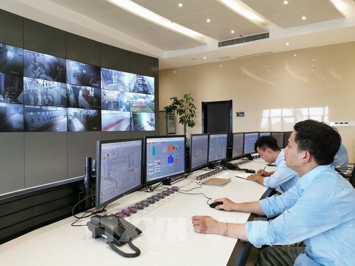 Bên trong phòng điều hành trung tâm, nơi giám sát toàn bộ hoạt động của Nhà máy xử lý chất thải rắn (rác sinh hoạt) Cần Thơ. Ảnh: Thanh Liêm - TTXVN 