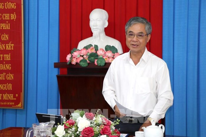 Phó Chủ tịch UBND tỉnh Vĩnh Long Châu Văn Hòa phát biểu chỉ đạo tại cuộc họp. Ảnh: Thanh Hòa - TTXVN