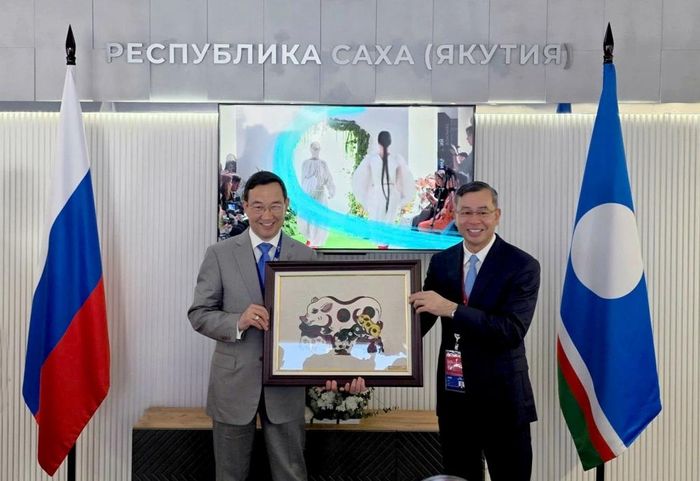 Bộ trưởng Ngô Văn Tuấn trao quà lưu niệm với Người đứng đầu Cộng hòa Sakha (Yakutia), Liên bang Nga Aysen Sergeyevich Nikolayev. Ảnh: MOF