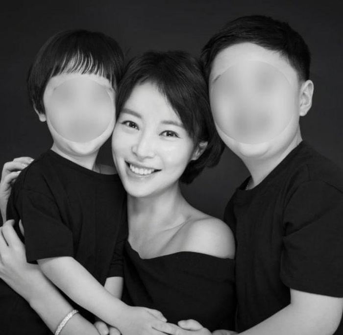 Nữ diễn viên Hwang Jung Eum cùng hai con trai. Ảnh: IGNV